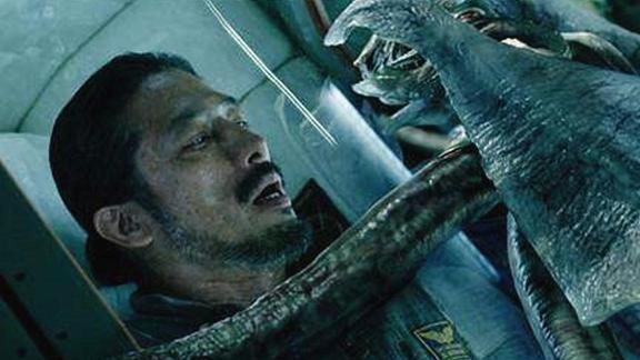 科幻惊悚电影《异星危机》预告 布鲁斯·威利斯大战外星怪物