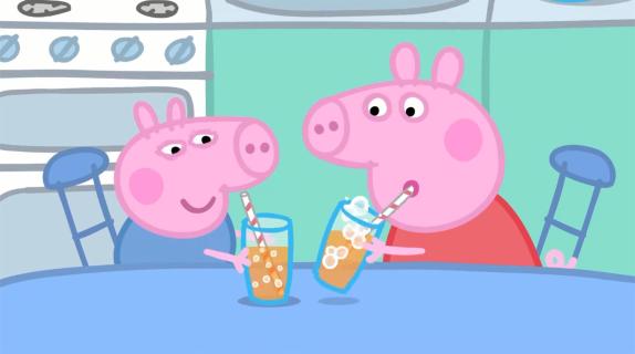 小猪佩奇:佩奇真是熊孩子,喝水还吐泡泡,真是吵死人了