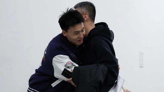 郭士强现身新疆 和赵睿交流许久