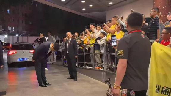 潘江給球迷鞠躬！山西遠征軍為球隊鼓勁令人動容