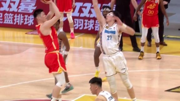 细节拉满!胡金秋顶着周琦扑防命中后仰跳投