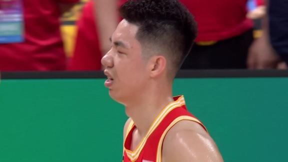 愿无大碍!朱俊龙双脚均不慎崴脚已回更衣室