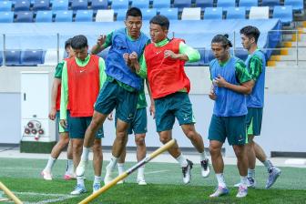  官方：北京国安与老将王刚、池忠国续约