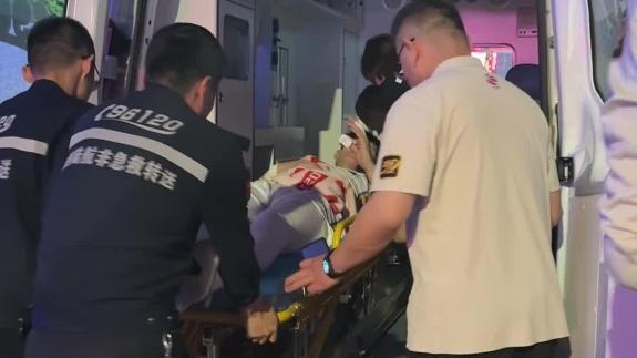  曾凡博被抬上救護車！被送往醫(yī)院進行全面檢查