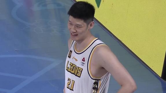犯规危机！胡金秋首节两分钟吃到两次犯规遭换下