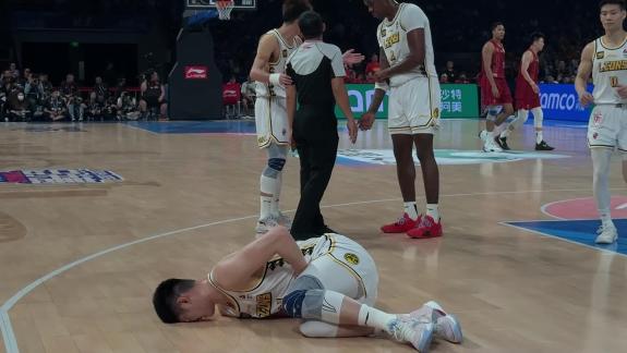 现场直击胡金秋被撞倒地 出现呕吐离场治疗