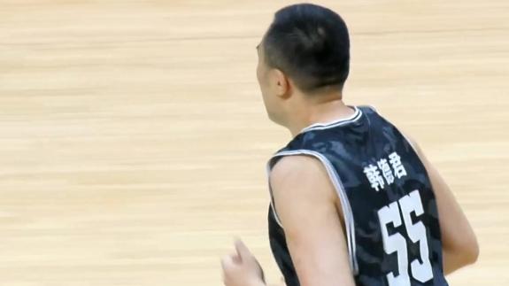  老将表演时刻！赵继伟快攻助飞韩德君单手劈扣