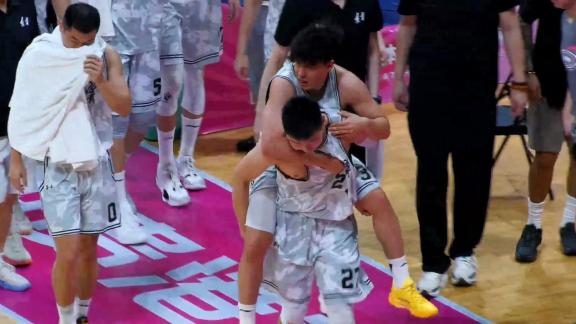  痛楚溢出屏幕！李虎翼抢板崴脚 被背离场治疗