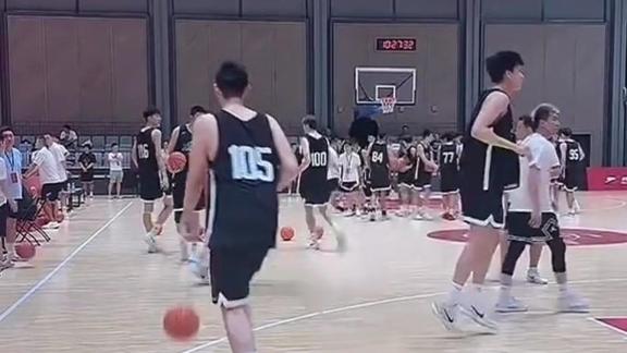 言傳身教！郭艾倫參與訓(xùn)練營 與小球員一起訓(xùn)練