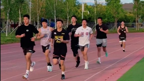  挥汗如雨！新疆男篮夏训开启 刘炜率队备战