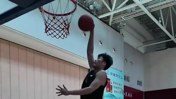  山东男篮将战埃及队 邱彪带队陶汉林秀劈扣