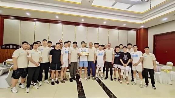  山东男篮为郭凯庆生 邱彪陶汉林唱生日歌