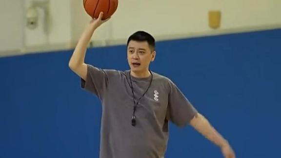  休赛季备战不停歇！杨鸣生日亲身示范带队训练