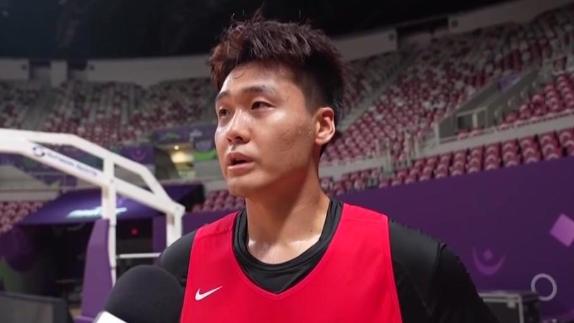  离了大谱！训练馆篮筐上翘 中国男篮热身遭影响