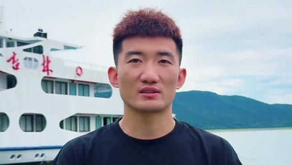  正能量！孙铭徽化身公益宣传员号召关注交通安全