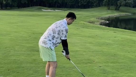  打高尔夫+踢足球！赵继伟休赛季多彩活动不停歇