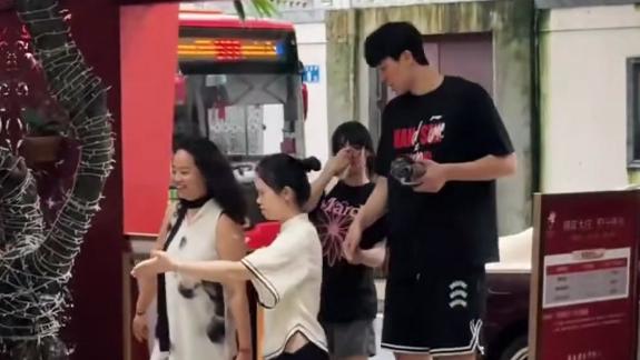  杨瀚森携女友吃饭和美女合影 女友害羞捂脸