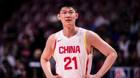  男篮定海神针！胡金秋13+11助中国队获小组头名