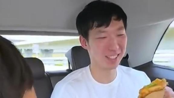 打小就幽默！糊糊机场接周琦回国：琦哥吃灌饼！