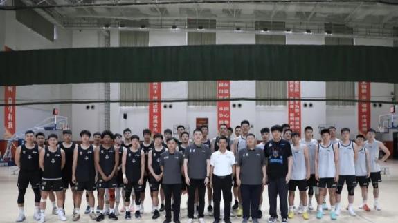 山东辽宁热身赛：杨鸣邱彪热聊 付豪陶汉林出战