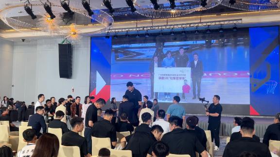 来了！姚明亮相第十三届姚基金慈善赛新闻发布会