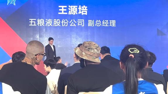 检验帅哥！库兹马“光头”亮相落座后与布朗热聊