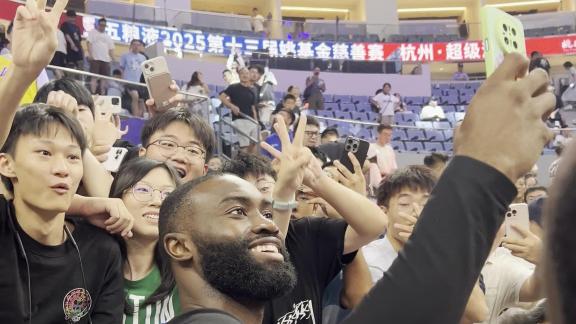 全场高呼MVP！现场直拍布朗与球迷亲切互动