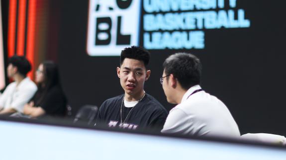  排面！朱俊龙现身AUBL赛场助力母校交大男篮