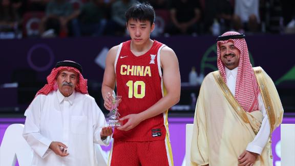 王俊杰红着眼眶领奖 FIBA寄语：未来一定更好