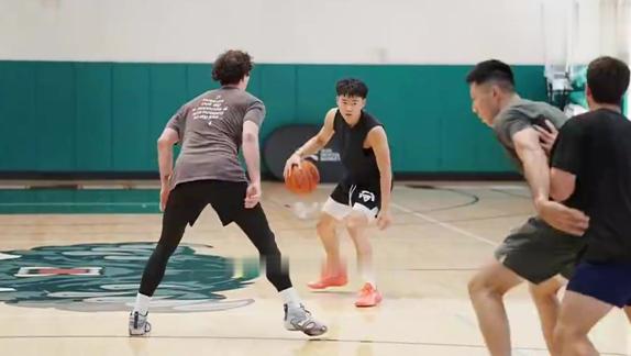  赵维伦在林书豪湾区训练营特训 攻筐技术持续提升