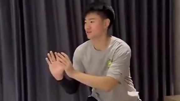  有内味儿！赵伟伦搞笑模仿王俊杰投篮 正主狂笑