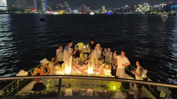 幸福溢出屏幕！李添荣向相恋多年女友求婚成功