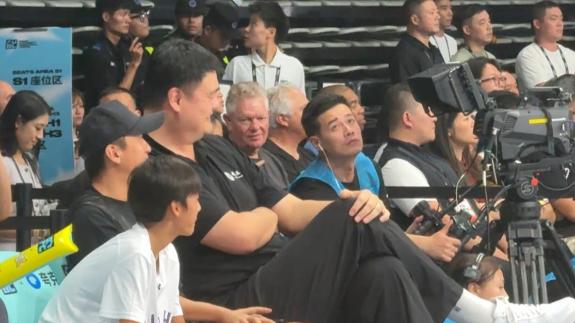 爱打球的爸和会打球的叔！邓超儿子与姚明同框