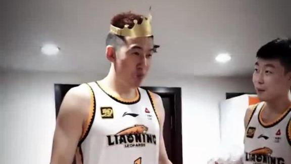  难忘的生日！付豪社媒晒出队友为自己庆生