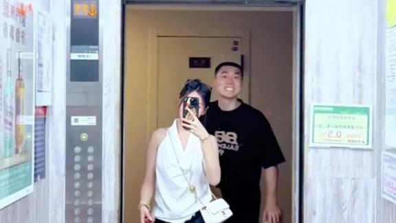  甜蜜爆表！高诗岩老婆晒情侣vlog 送香奈儿包