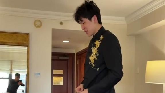 杨瀚森黑色刺绣西装!盘扣+立领 新中式驾驭上了