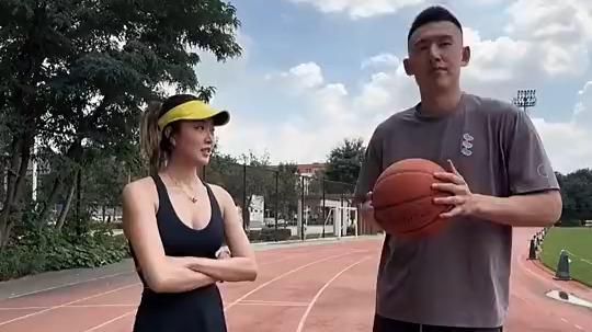 好磕!付豪和爱妻比400米:让她5秒能不能追上