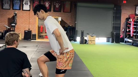 能否赶上中国赛?曾凡博恢复视频:训练表现出色