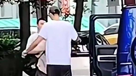 兄弟再见就是对手了!张镇麟与赵继伟拥抱告别