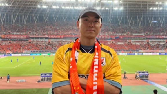 高诗岩穿王大雷球衣观战中超 见证泰山6-0国安