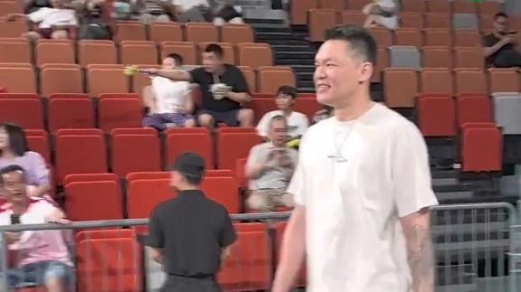 广东球迷给几分?朱芳雨交易操作后现身笑容满面