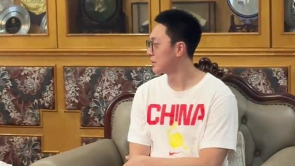 开学见球星!郭士强携胡明轩朱俊龙进校园