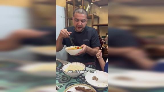 吃货西热在线教学！烤包子拌面各式美食应接不暇