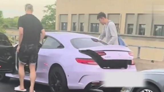 期待双lin组合！金金大王训练后同乘一辆车离开