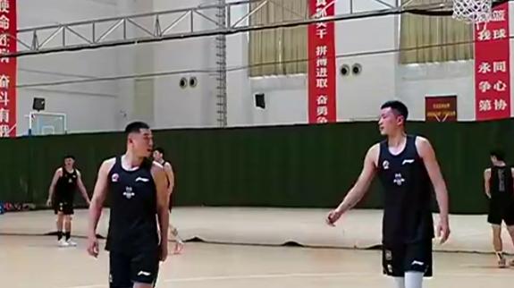 给这组合取个名？高诗岩陈林坚一同训练交谈密切