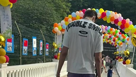电动车略显mini！周琦骑电动车送儿子上幼儿园