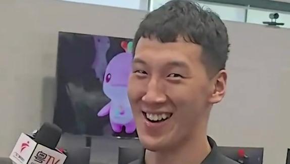 杜锋场外记录杜润旺采访提醒表情管理：别笑