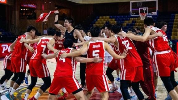 时隔八年再进决赛！中国U16男篮小伙们围圈庆祝