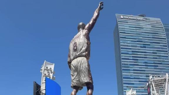 洛杉矶打卡！赵继伟晒在湖人球馆外参观科比雕像
