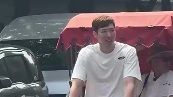  地道！周琦坐三轮车&学歇后语：盖了帽儿了